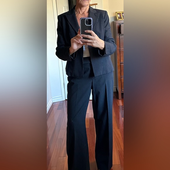 Evan Picone navy blue pinstripes pant suit. Size 8 - Picture 5 of 10